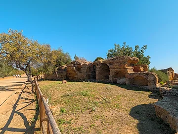 Tal der Tempel - Arkosolgräber in der alten Stadtmauer.