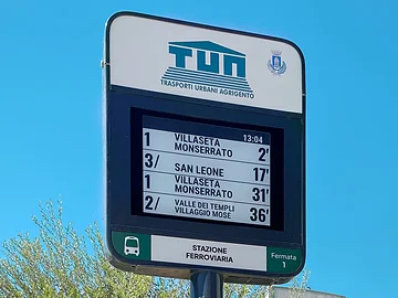 Anzeigetafel auf der Bushaltestelle am Hauptbahnhof Agrigento.