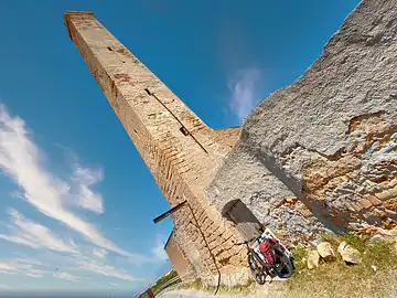Ein Fahrrad steht vor dem verlassenen Wasserturm von Aspra.