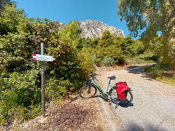 Ein Fahrrad steht am Eingang des Naturreservates 'Monte Catalfano'.