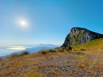 Ein Mietfahrrad von Sicula Bike steht auf dem Hochplateau des Naturreservats 'Pizzo Cane'.