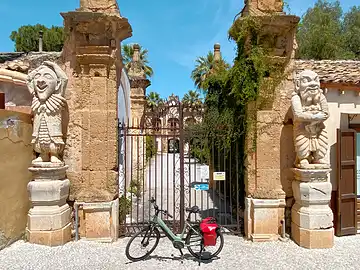 Ein Fahrrad steht vor dem Tor der Villa Palagonia in der Altstadt von Bagheria.