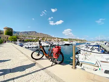Ein Mietfahrrad von Sicula Bike steht im Yachthafen von San Nicola l'Arena.