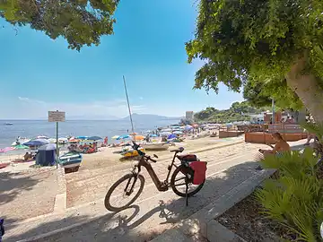 Ein Mietfahrrad von Sicula Bike steht am Dorfstrand von Sant'Elia.
