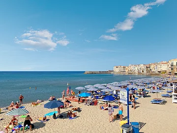Sizilien konzentriert - Cefalù - Strand und Altstadt im Semptember
