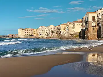 La célèbre plage de Cefalù en hiver, avec la vieille ville en arrière-plan.