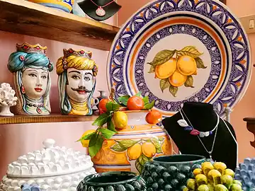 Sizilianische Keramiken im Laden der Künstlerin Mirella Pipia in Bagheria.