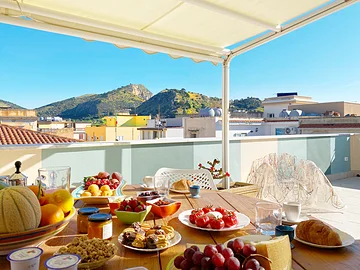 Sizilianische Küche auf der Dachterrasse der Ferienwohnung 'Casa Enza' in der Altstadt von Santa Flavia.