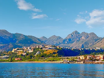 Die sizilianische Stadt Altavilla Milicia vom Meer aus gesehen.