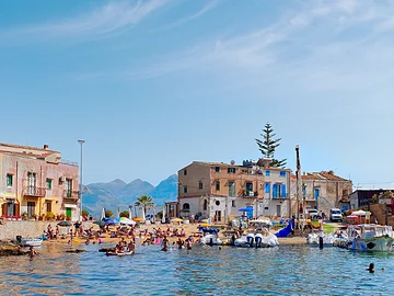 Der kleine Strand des Borgo di Santa Nicolicchia vom Meer aus gesehen.