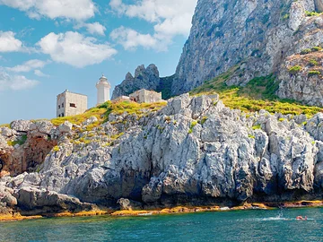 Der Leuchtturm des Capo Zafferano vom Meer aus gesehen.