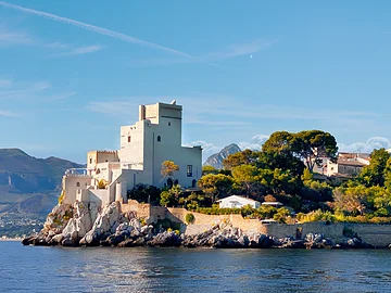 Die Burg von Solanto vom Meer aus gesehen.