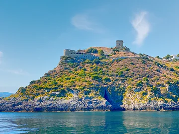 Der Torre delle Mandre bei Altavilla Milicia vom Meer aus gesehen.