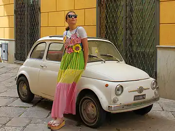 Ein Model zeigt ein Kleid der Modeschöpferin Filly Cusenza aus Bagheria.