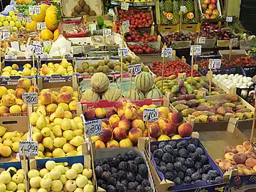 In einem Obstladen werden viele verschiedene sizilianische Produkte ausgestellt.