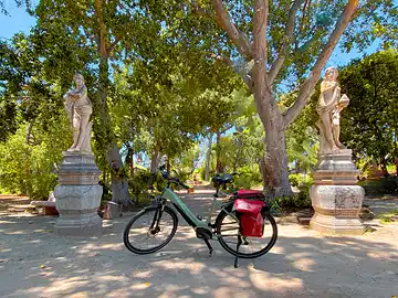 Ein Fahrrad steht am Eingang des Parks 'Giardino Filangeri' in Santa Flavia.