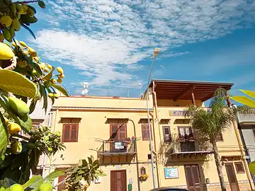 Die Vorderseite des Palazzo 'Casa Maria' in Santa Flavia.