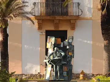 Eine moderne Skulptur steht am Eingang des Museums 'Villa Cattolica' in Bagheria.