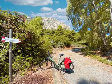 Ein Fahrrad steht am Eingang des Naturreservats 'Monte Catalfano'.