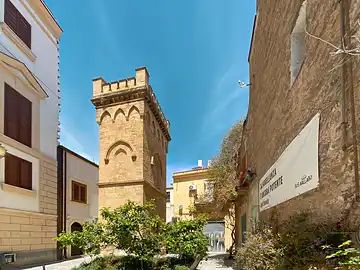 Der Wasserturm 'Torre d'acqua delle Sette Fate' auf der Piazza Santa Chiara in Palermo.