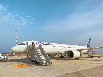 Ein Flugzeug in Parkposition auf dem Flughafen Palermo.