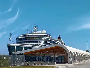 Ein Kreuzfahrtschiff liegt am Kreuzfahrtterminal 'Sammuzzo' im Hafen von Palermo.