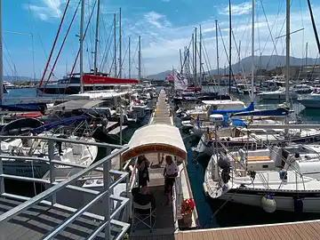 Ein Steg für Gastlieger im Yachthafen 'La Cala' von Palermo.