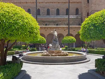 Springbrunnen auf dem Platz vor dem Dom von Monreale bei Palermo.