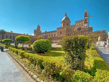 Dieses Foto zeigt die Kathedrale von Palermo mit ihrem großen Vorplatz.