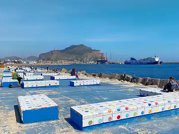 Blick auf eine Fähre und den Hafen von Palermo vom Foro Italico aus.