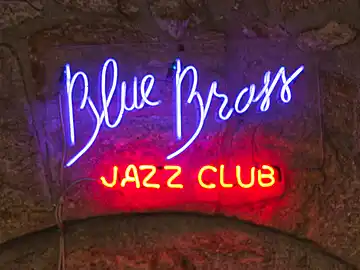 Leuchtschrift des Jazz-Clubs 'Blue Brass' in Palermo.