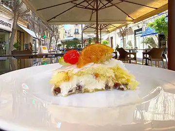 Das Stück einer Cassata Siciliana serviert durch eine palermitanische Konditorei.