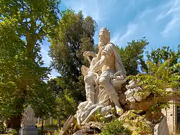 Springbrunnen mit der Statue des römischen Schutzgeistes im Park <strong><em>Villa Giulia</em></strong> von Palermo.