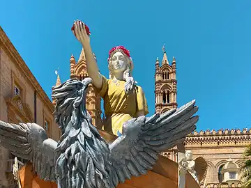 Moderne Darstellung der Heiligen Rosalia vor der Kathedrale von Palermo.