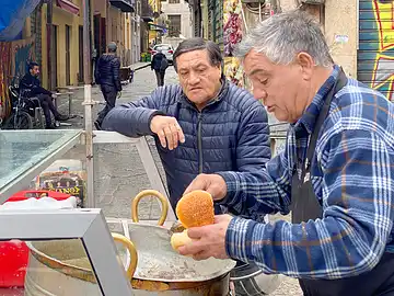 Zubereitung eines Milzbrötchen auf dem Markt historischen Markt 'Vucciria'.