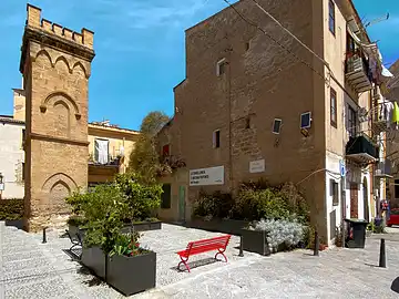 Wasserturm auf dem <strong><em>Cortile Sette Fate</em></strong>. Dieser Platz ist der Legende von den 7 Feen gewidmet.