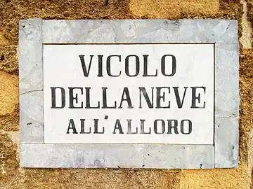 Das steinerne Strassenschild der 'Schnee-Gasse' in Palermo.