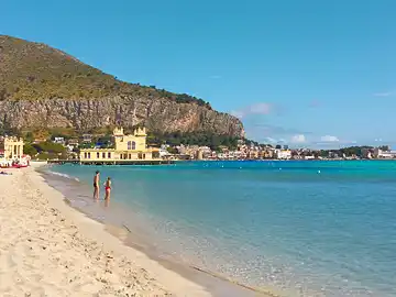 Der Strand und das historische Badehaus von Mondello nahe Palermo.