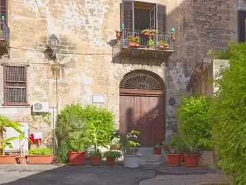 Eingang des 'Palazzo Conte Federico' in Palermo.