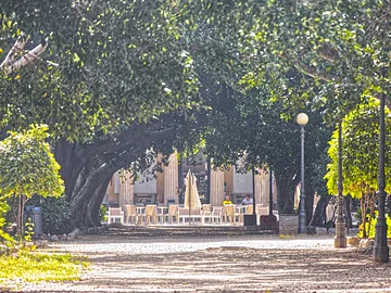 Eine Bar am Ende des Weges im Park 'Villa Giulia' in Palermo.