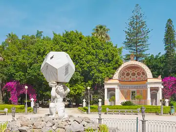Der Springbrunnen des Parks 'Villa Giulia' mit einer Vielflächen-Sonnenuhr im Zentrum.