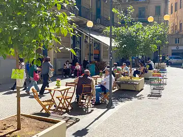 'Dolce Vita' auf der Piazzetta Francesco Bagnasco in Palermo.