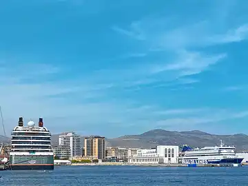 Anleger mit Kreuzfahrtschiff im Hafen von Palermo.
