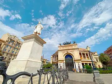 Das Denkmal für Ruggero Settimo im Vordergrund mit dem Teatro Politeama von Palermo im Hintergrund.