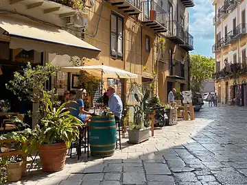Bar in der gemütlichen Gasse 'Via del Ponticello' in der Altstadt von Palermo.