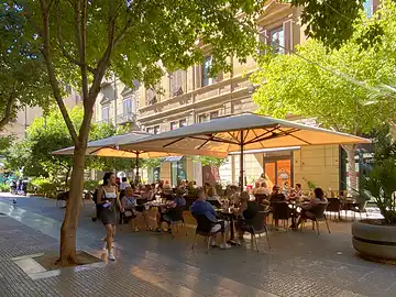Caffé-Besucher sitzen in der Fussgängerzone 'Via Principe di Belmonte' in Palermo.