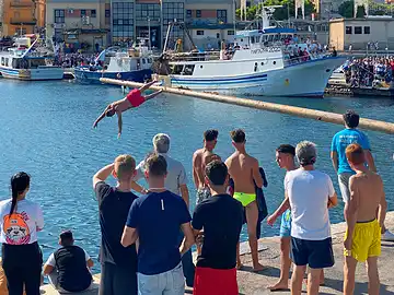 Das Volksfest 'Gioco dell'Antenna' im Hafen von Porticello zu Ehren der Dorfheiligen.