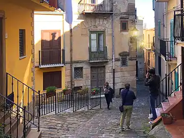 Ein historisches Haus in der Altstadt einer sizilianischen Kleinstadt.