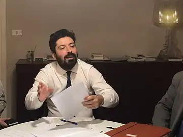 Der Notar von Casa in Sicilia erklärt die Details eines Kaufvertrags.