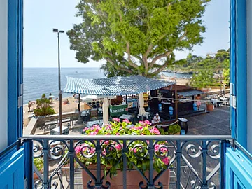 Buying property in Sicily - House sitting in English
